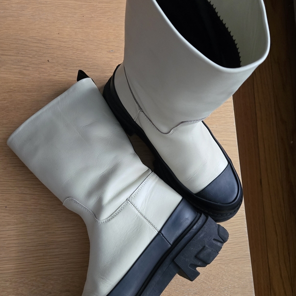 Ganni Cream and Black Straps - Picture 4 of 4